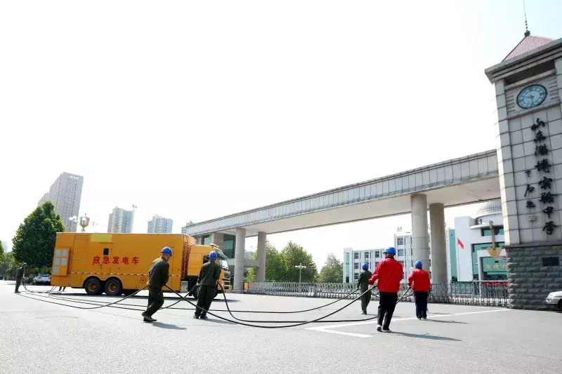 和儿子一起高考，爸爸却突然失约了