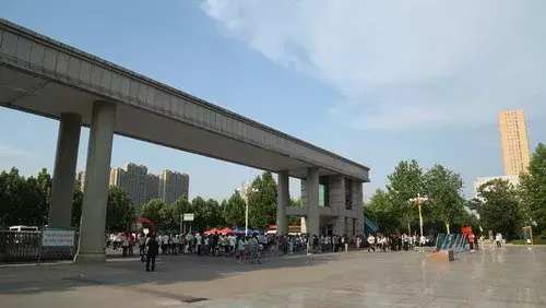 和儿子一起高考，爸爸却突然失约了