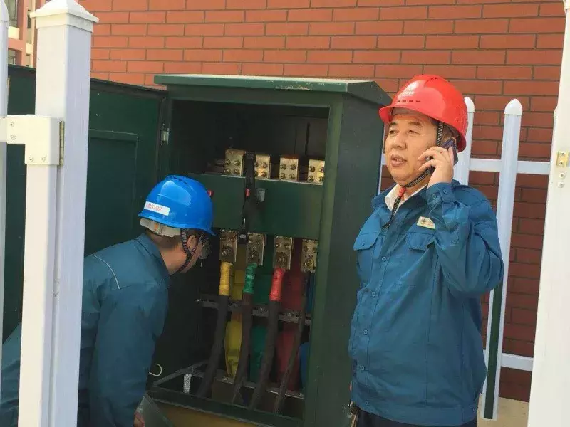 和儿子一起高考，爸爸却突然失约了