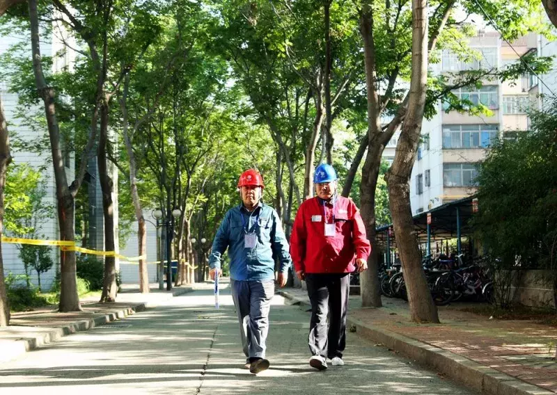 和儿子一起高考，爸爸却突然失约了