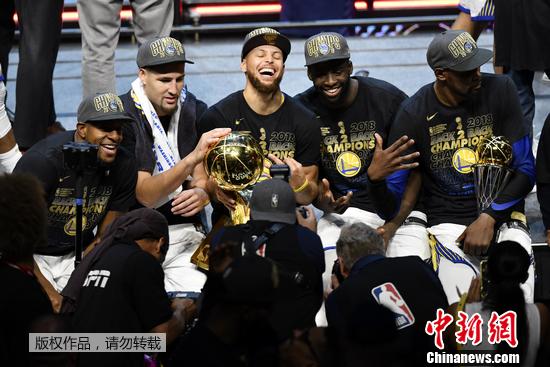 nba三年三冠都有哪些球队(波澜壮阔的赛季落幕！极致无私成就勇士NBA4年3冠)