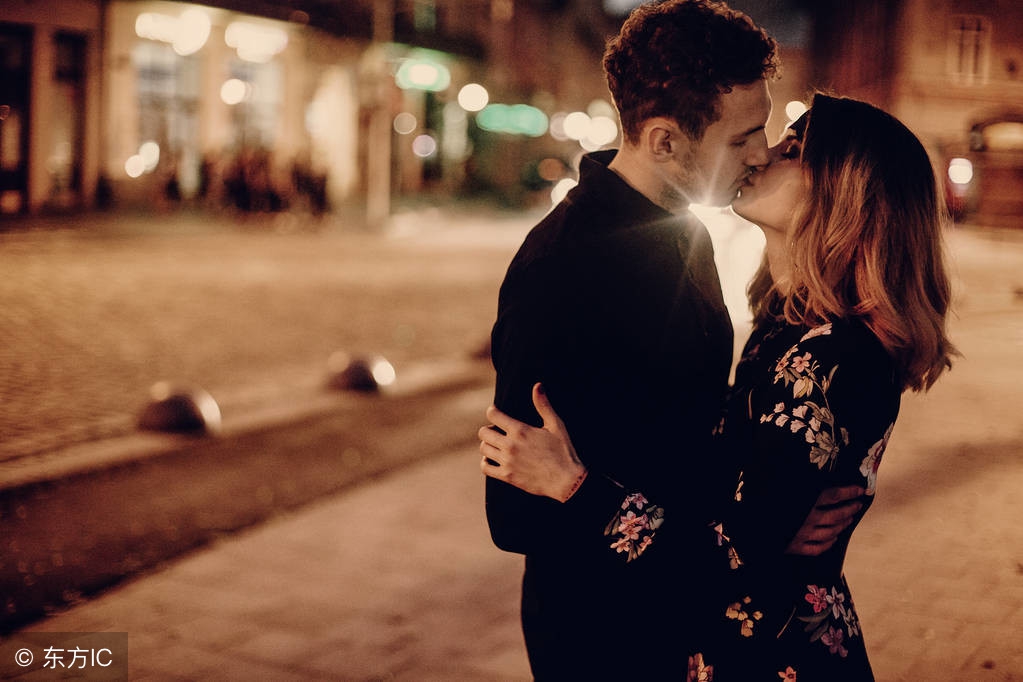 教你讨她欢心的10个方法-笑傲英语网