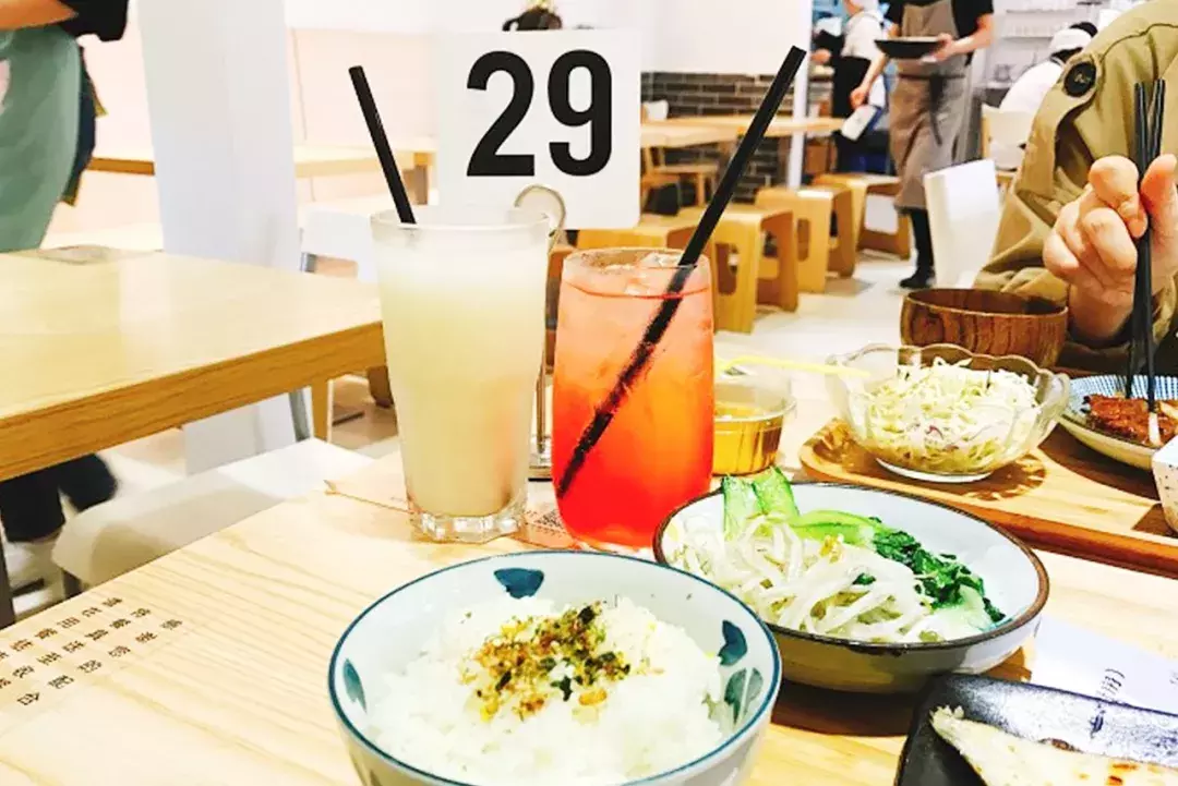 “我们大学有条美食黑街，10块吃到撑！” “惹不起，惹不起！”