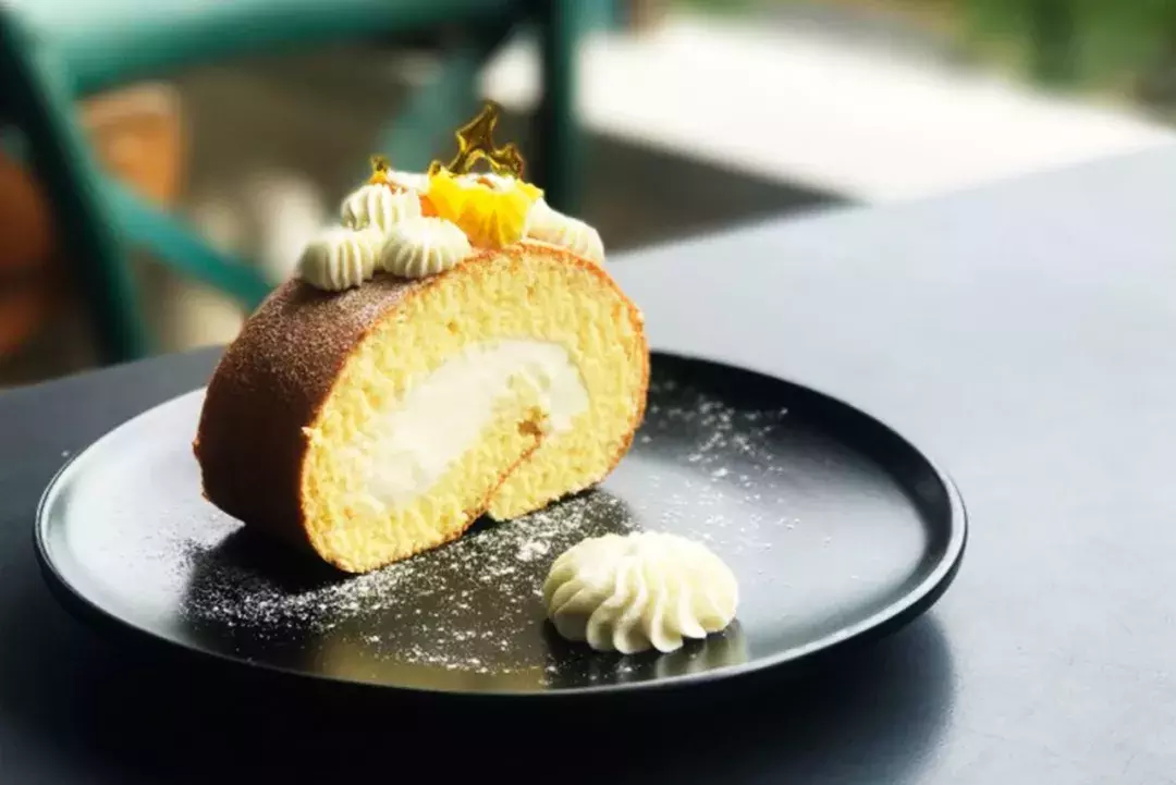 “我们大学有条美食黑街，10块吃到撑！” “惹不起，惹不起！”