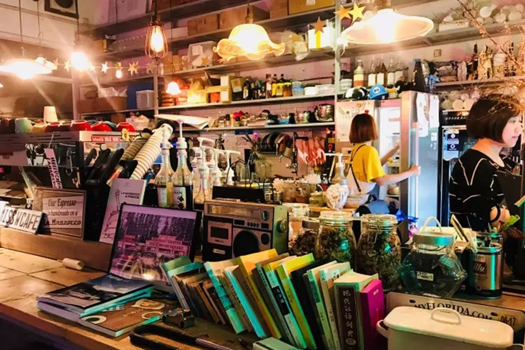 “我们大学有条美食黑街，10块吃到撑！” “惹不起，惹不起！”