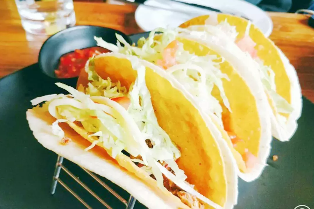 “我们大学有条美食黑街，10块吃到撑！” “惹不起，惹不起！”