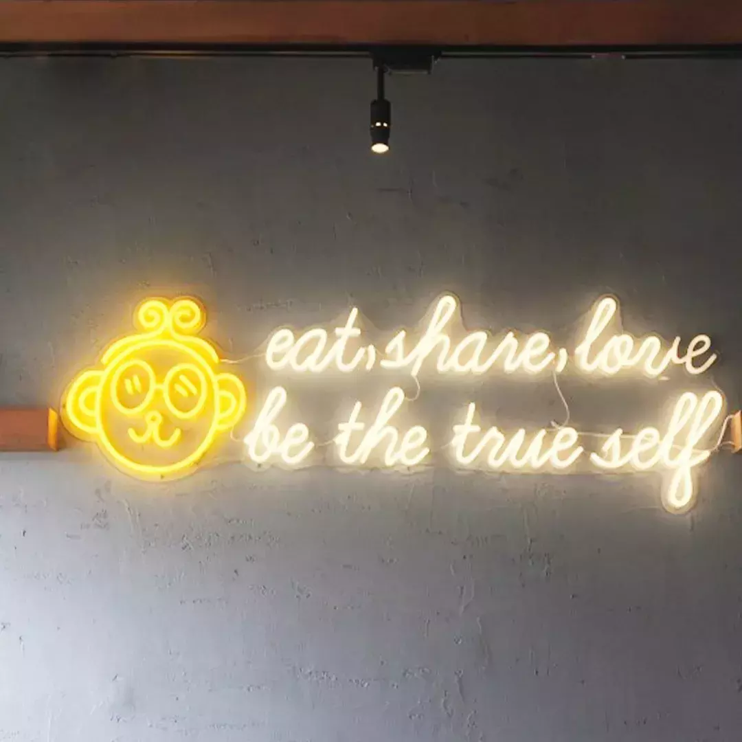 “我们大学有条美食黑街，10块吃到撑！” “惹不起，惹不起！”