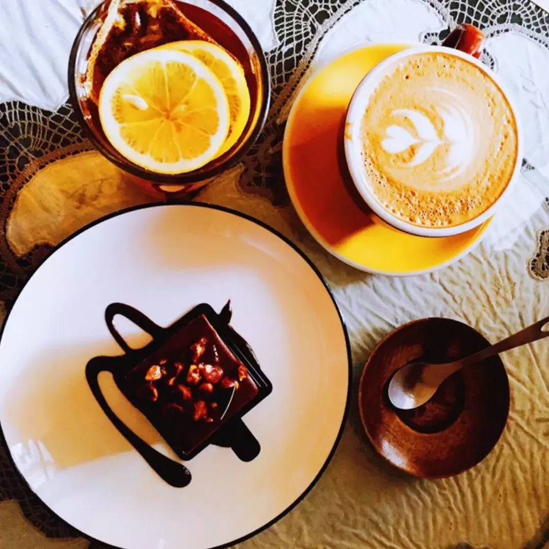 “我们大学有条美食黑街，10块吃到撑！” “惹不起，惹不起！”