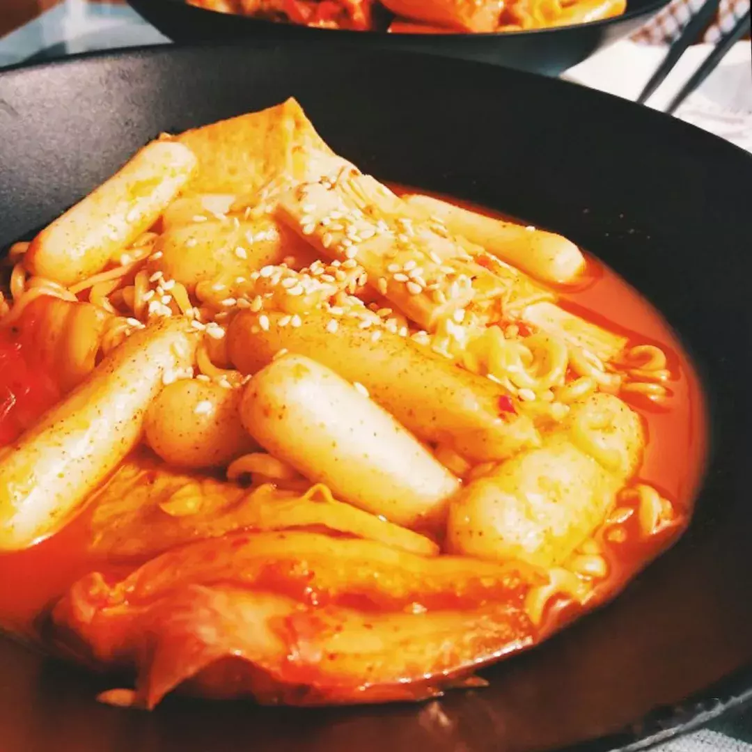 “我们大学有条美食黑街，10块吃到撑！” “惹不起，惹不起！”