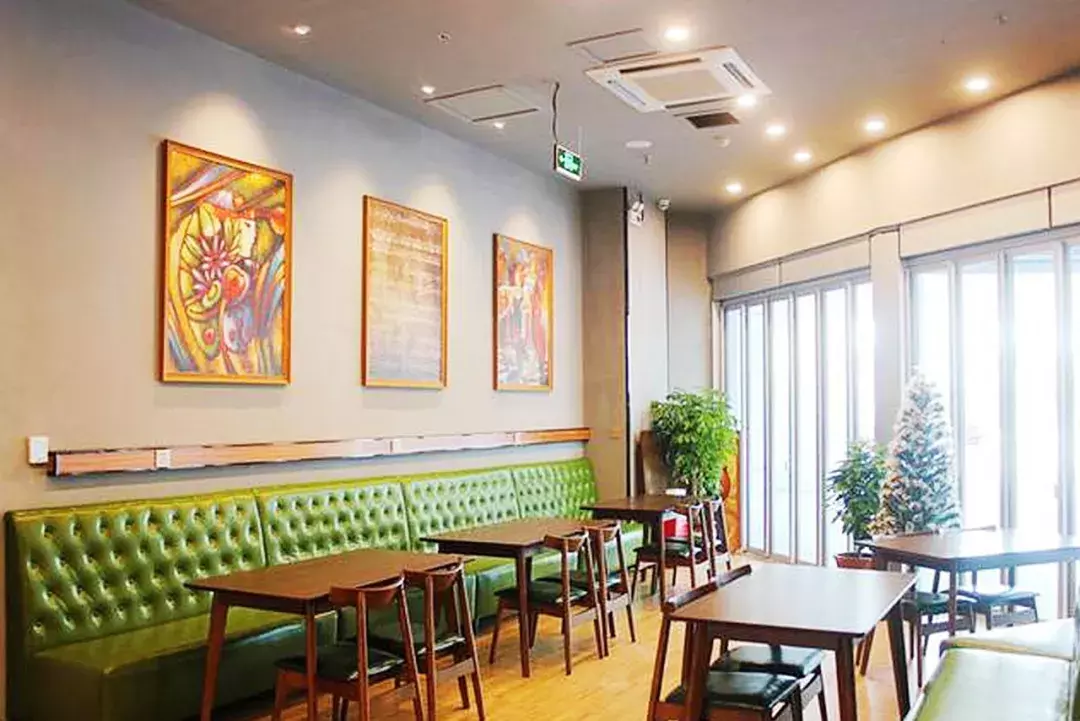 “我们大学有条美食黑街，10块吃到撑！” “惹不起，惹不起！”