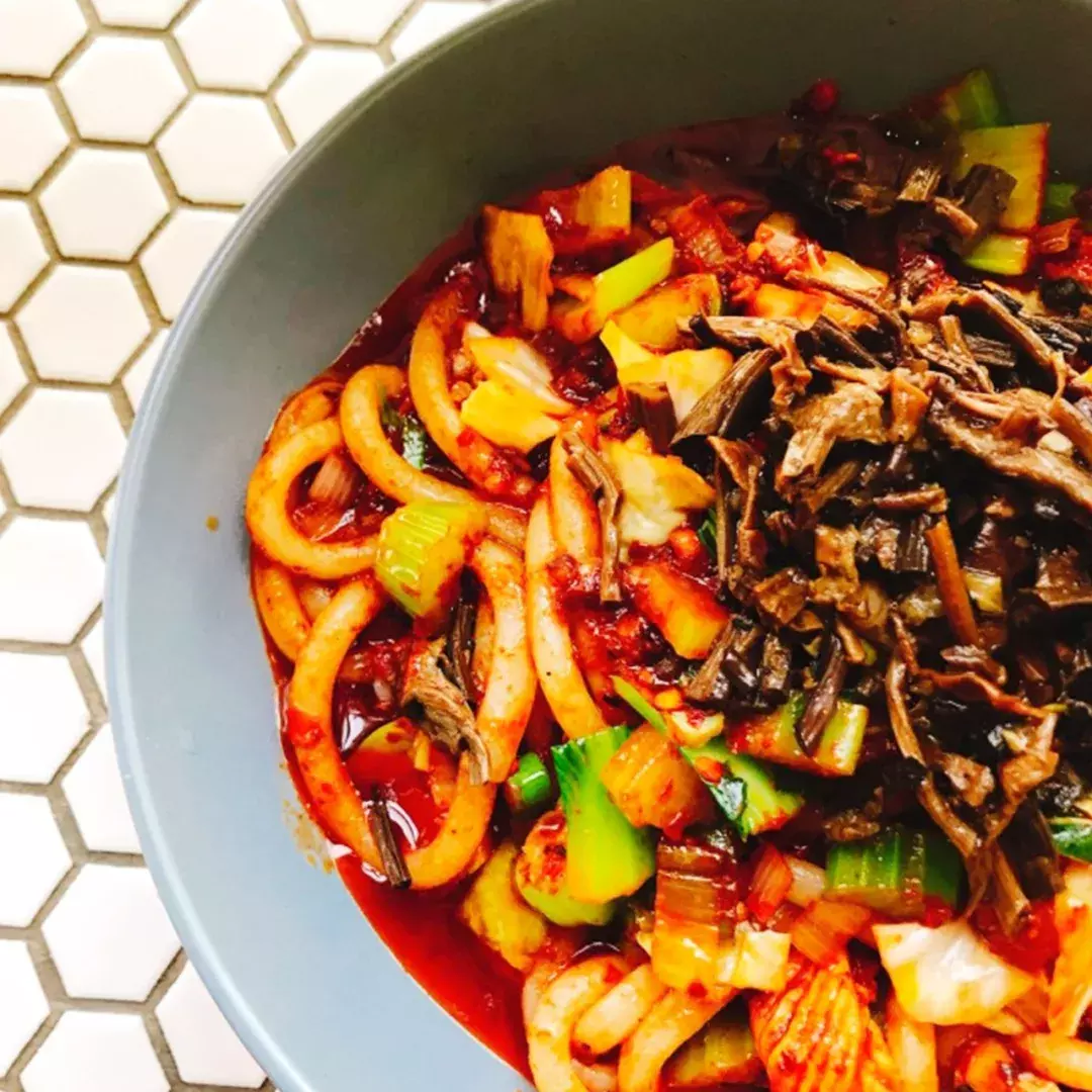 “我们大学有条美食黑街，10块吃到撑！” “惹不起，惹不起！”