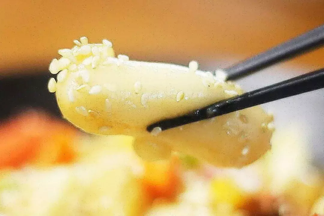 “我们大学有条美食黑街，10块吃到撑！” “惹不起，惹不起！”