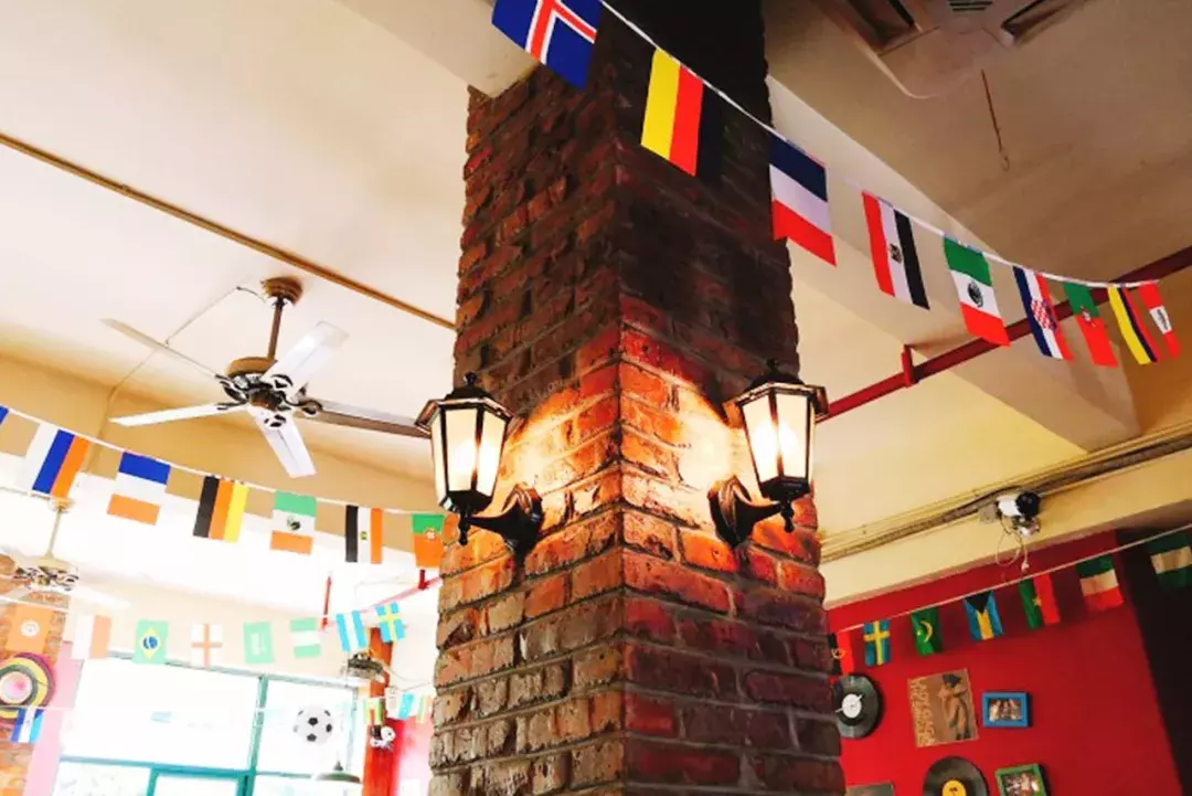 “我们大学有条美食黑街，10块吃到撑！” “惹不起，惹不起！”