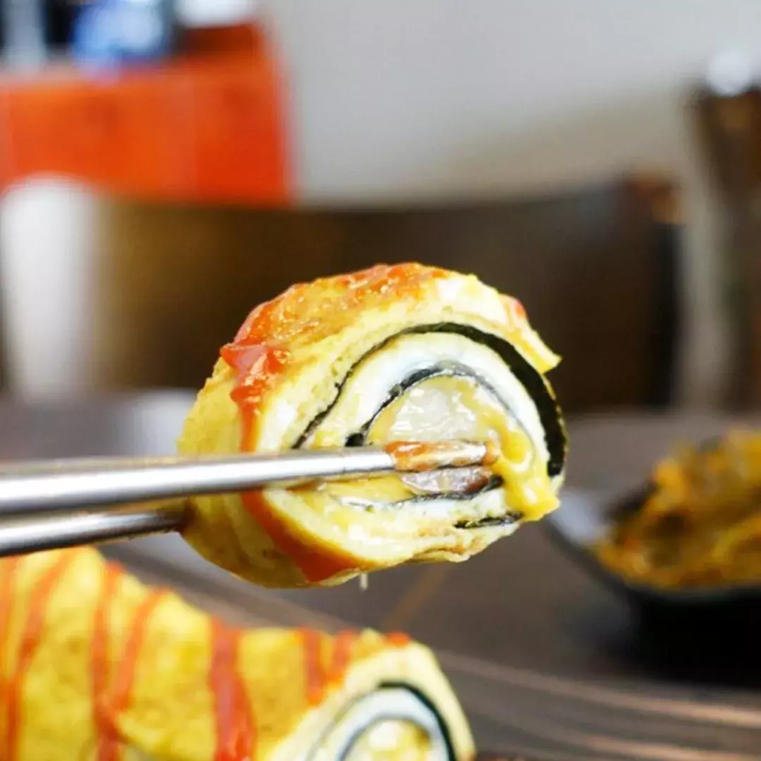 “我们大学有条美食黑街，10块吃到撑！” “惹不起，惹不起！”