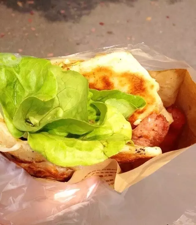 “我们大学有条美食黑街，10块吃到撑！” “惹不起，惹不起！”