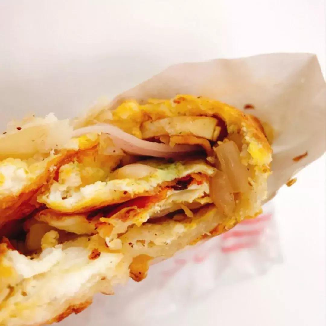 “我们大学有条美食黑街，10块吃到撑！” “惹不起，惹不起！”