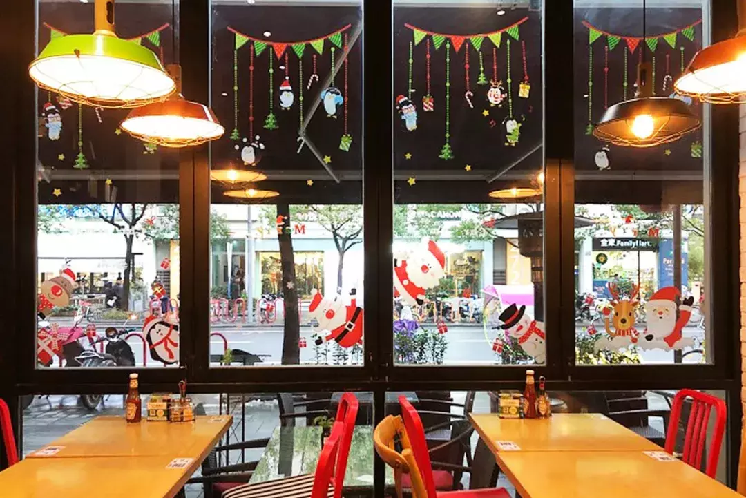 “我们大学有条美食黑街，10块吃到撑！” “惹不起，惹不起！”