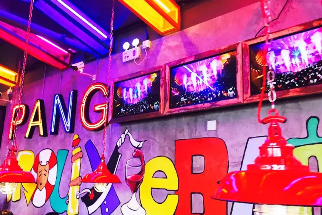 “我们大学有条美食黑街，10块吃到撑！” “惹不起，惹不起！”