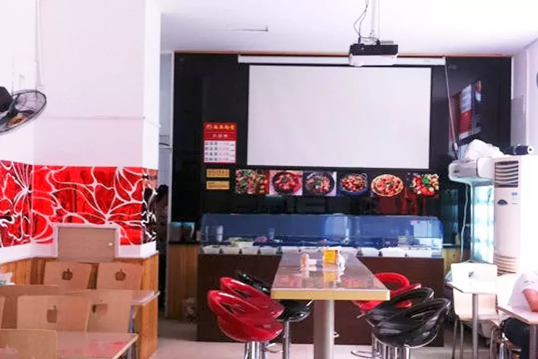 “我们大学有条美食黑街，10块吃到撑！” “惹不起，惹不起！”