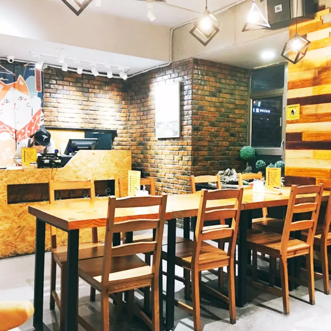 “我们大学有条美食黑街，10块吃到撑！” “惹不起，惹不起！”