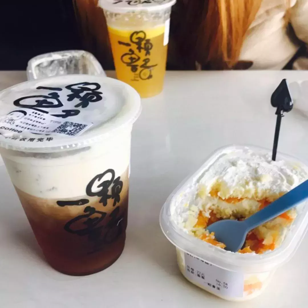 “我们大学有条美食黑街，10块吃到撑！” “惹不起，惹不起！”