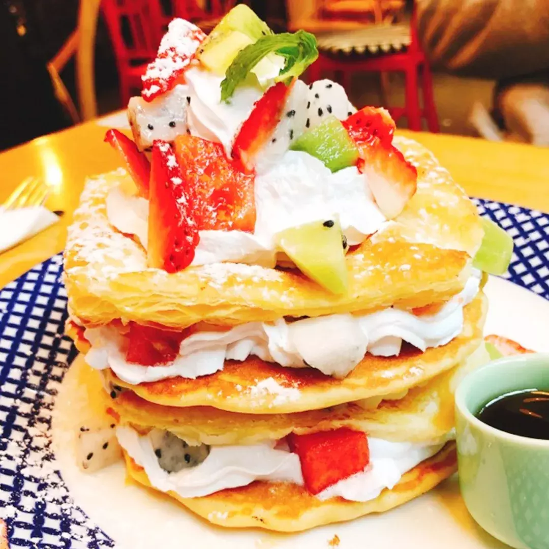 “我们大学有条美食黑街，10块吃到撑！” “惹不起，惹不起！”