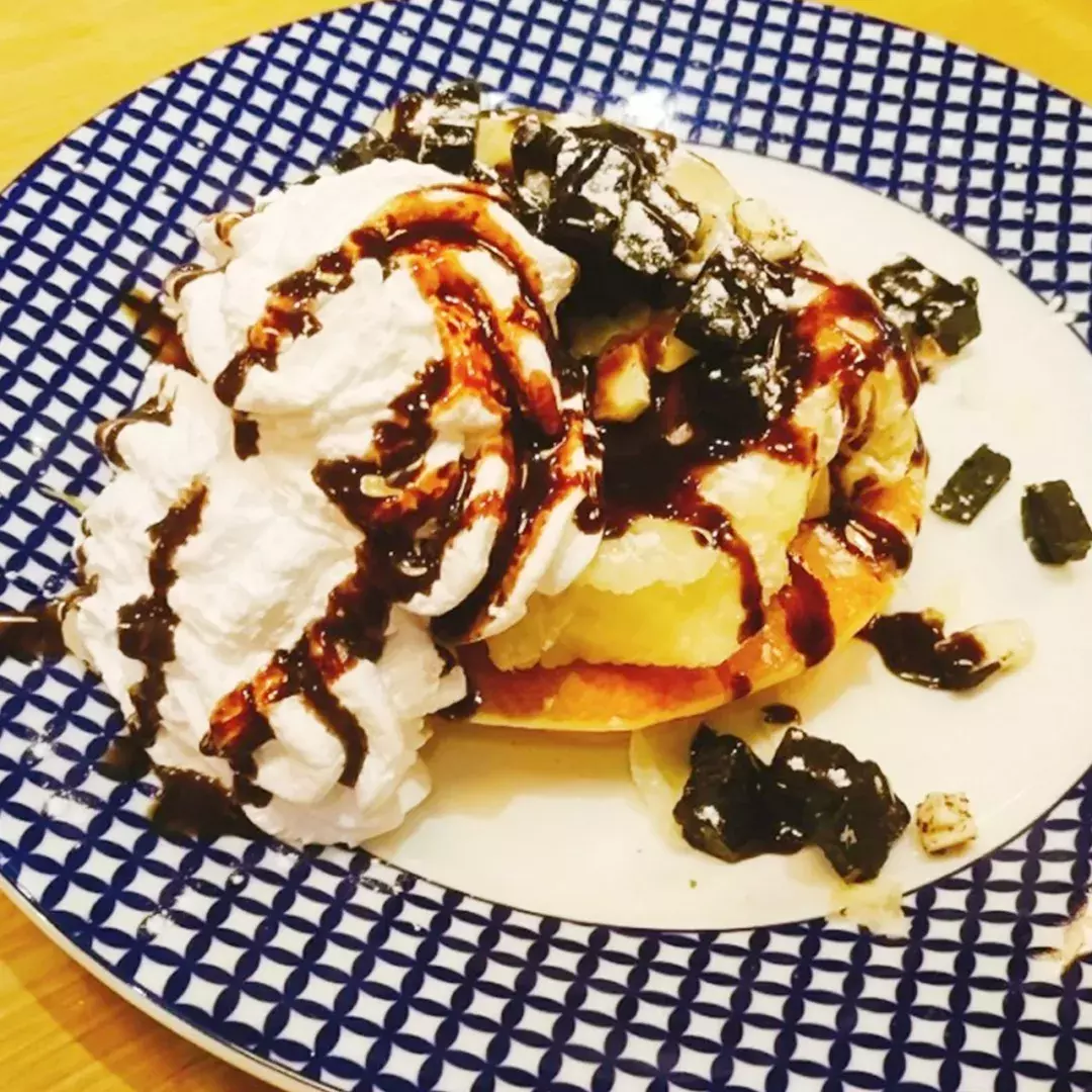 “我们大学有条美食黑街，10块吃到撑！” “惹不起，惹不起！”