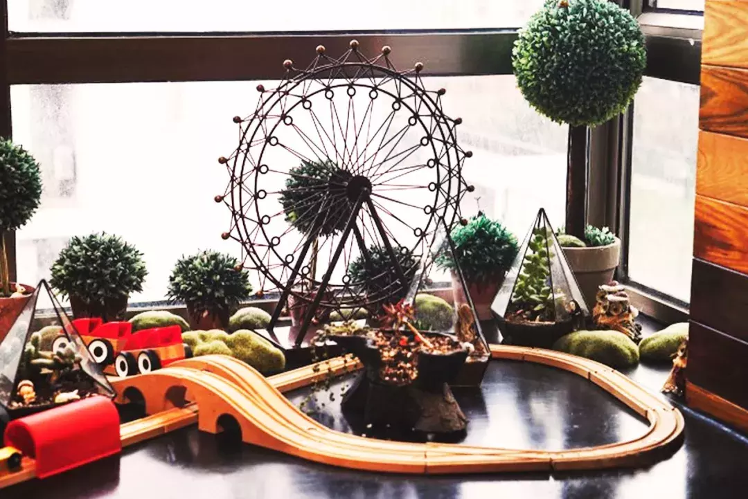 “我们大学有条美食黑街，10块吃到撑！” “惹不起，惹不起！”