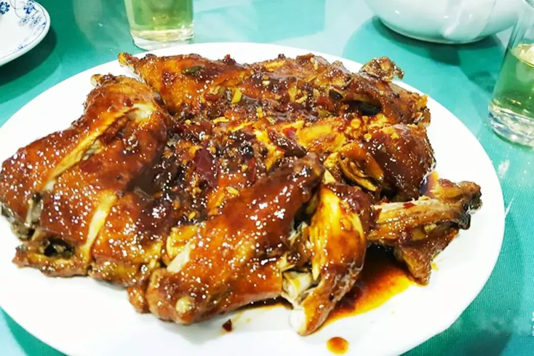 “我们大学有条美食黑街，10块吃到撑！” “惹不起，惹不起！”