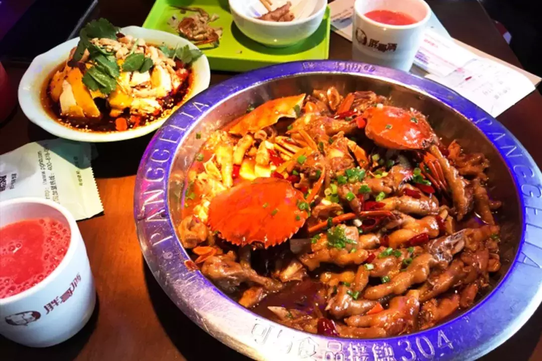 “我们大学有条美食黑街，10块吃到撑！” “惹不起，惹不起！”