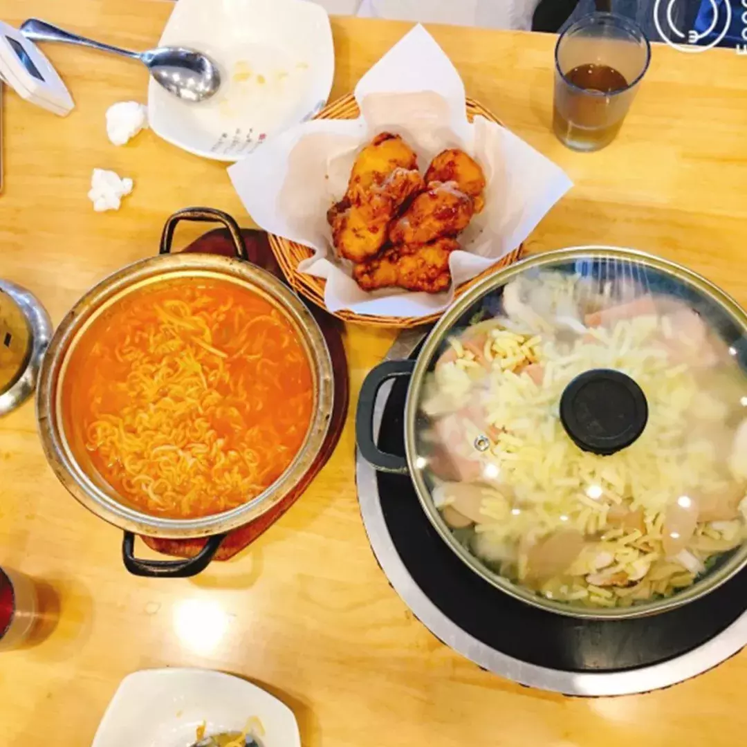 “我们大学有条美食黑街，10块吃到撑！” “惹不起，惹不起！”