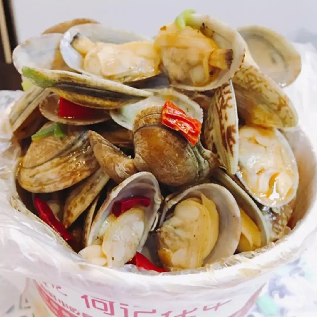 “我们大学有条美食黑街，10块吃到撑！” “惹不起，惹不起！”