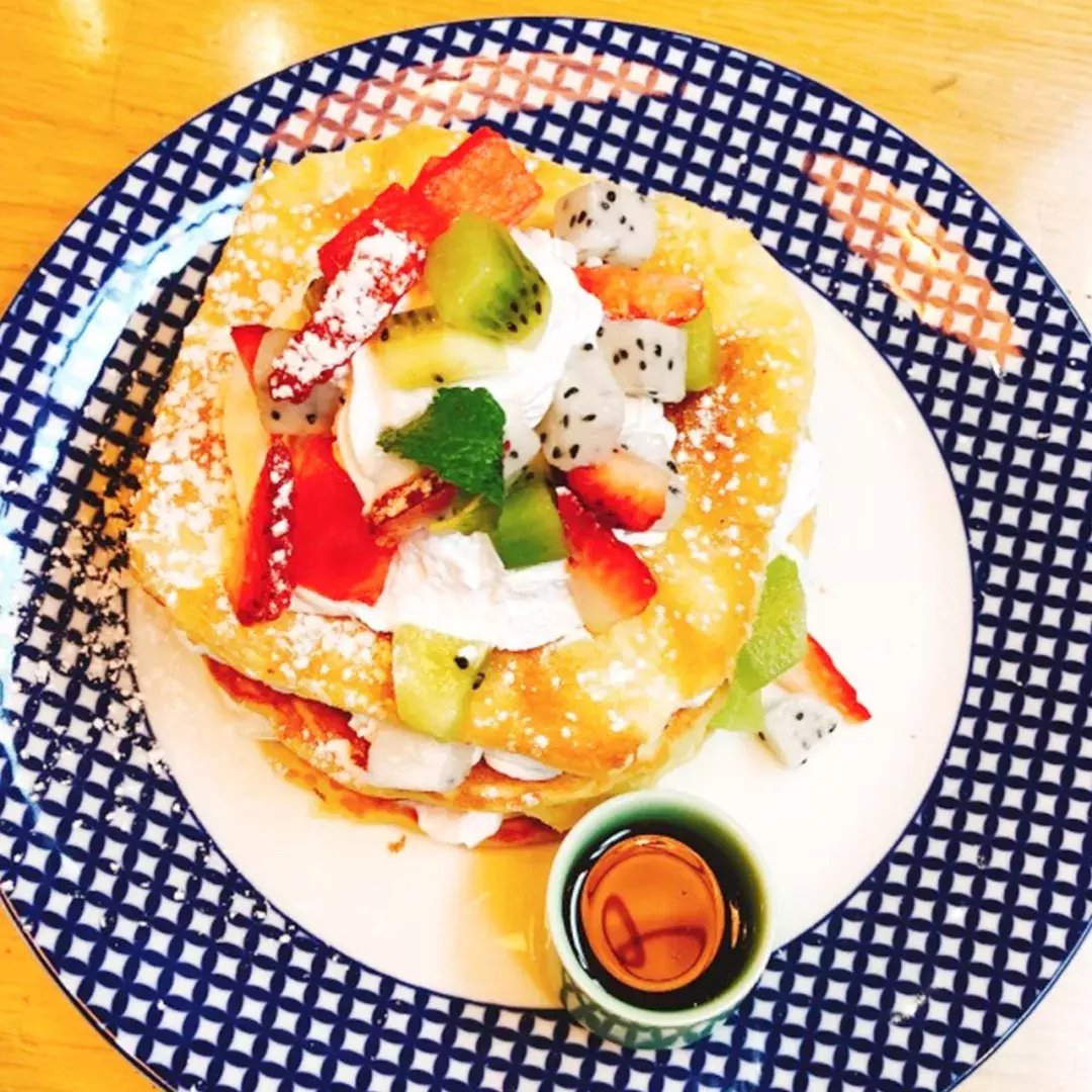 “我们大学有条美食黑街，10块吃到撑！” “惹不起，惹不起！”