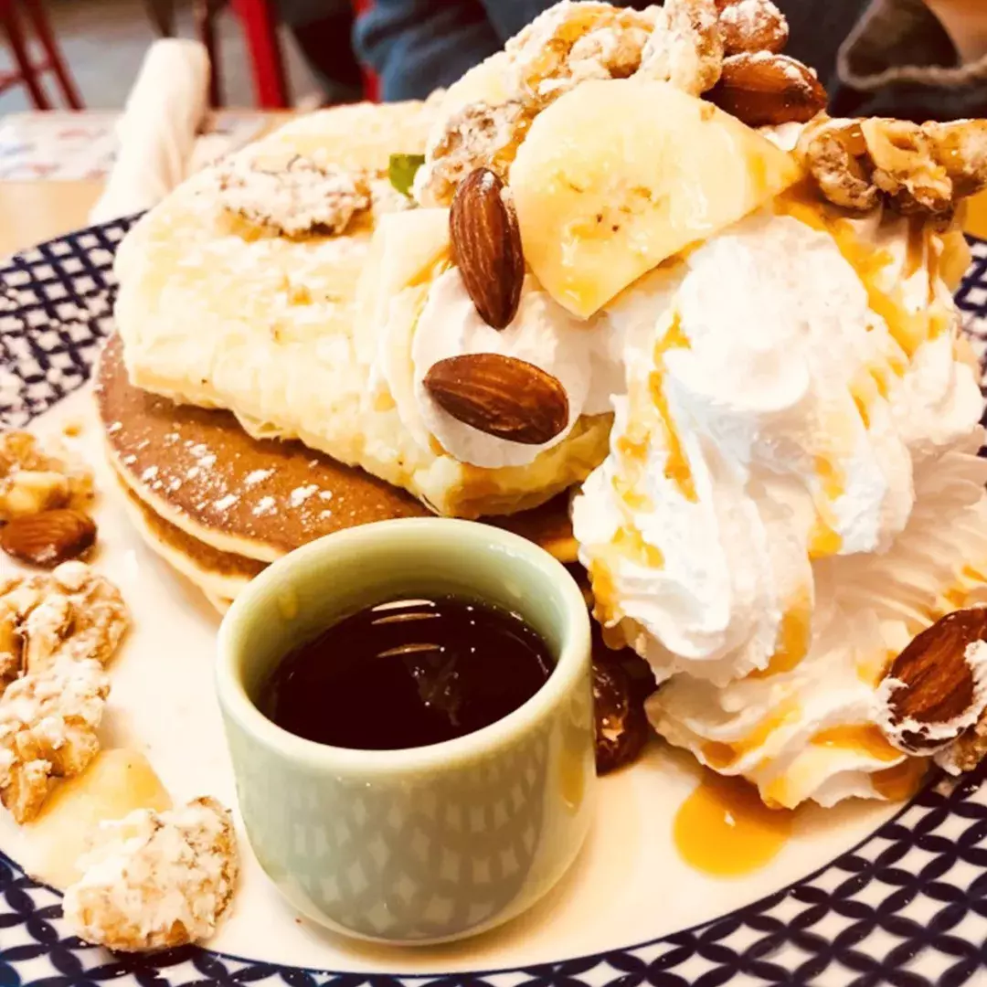 “我们大学有条美食黑街，10块吃到撑！” “惹不起，惹不起！”