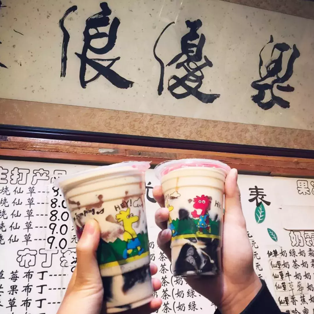 “我们大学有条美食黑街，10块吃到撑！” “惹不起，惹不起！”