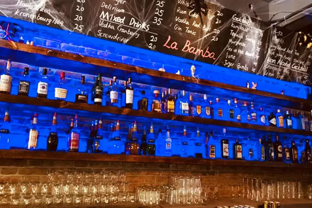 “我们大学有条美食黑街，10块吃到撑！” “惹不起，惹不起！”