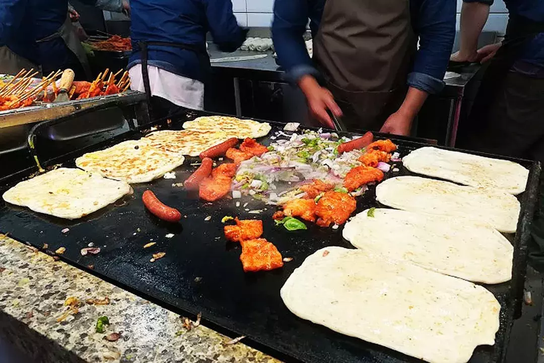 “我们大学有条美食黑街，10块吃到撑！” “惹不起，惹不起！”