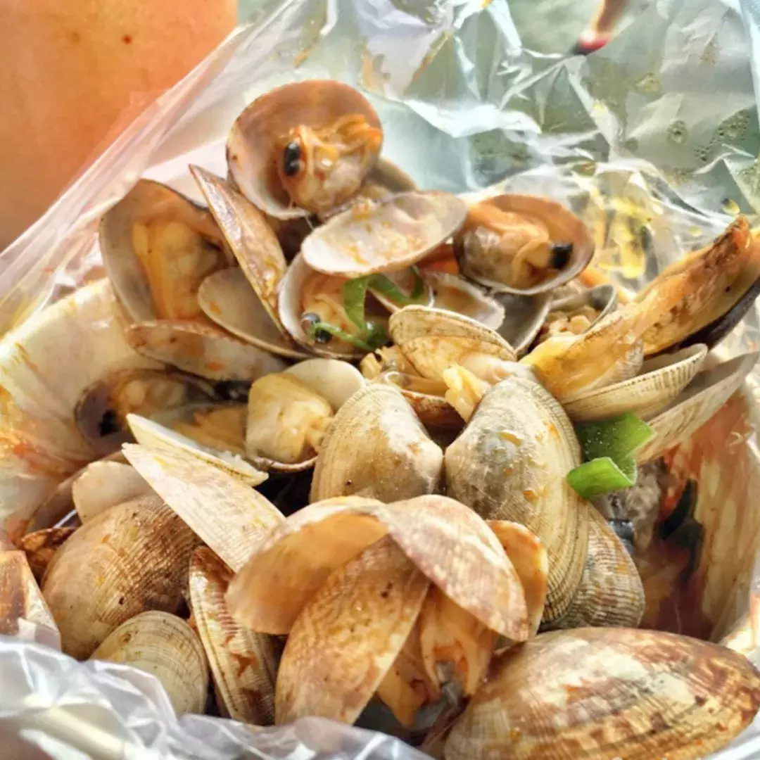 “我们大学有条美食黑街，10块吃到撑！” “惹不起，惹不起！”