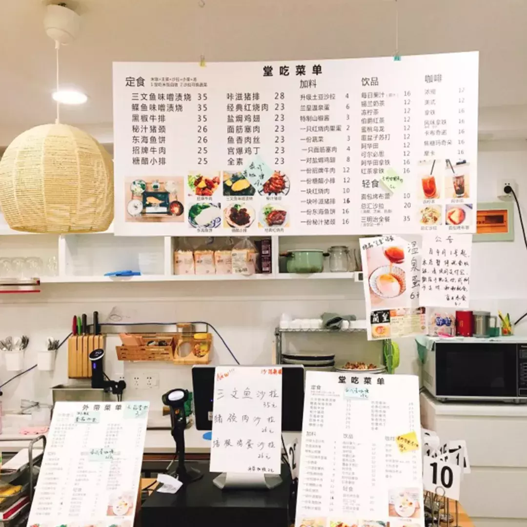 “我们大学有条美食黑街，10块吃到撑！” “惹不起，惹不起！”