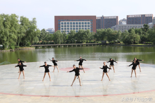 “凤”读新华，立德树人 主流媒体走进安徽新华学院