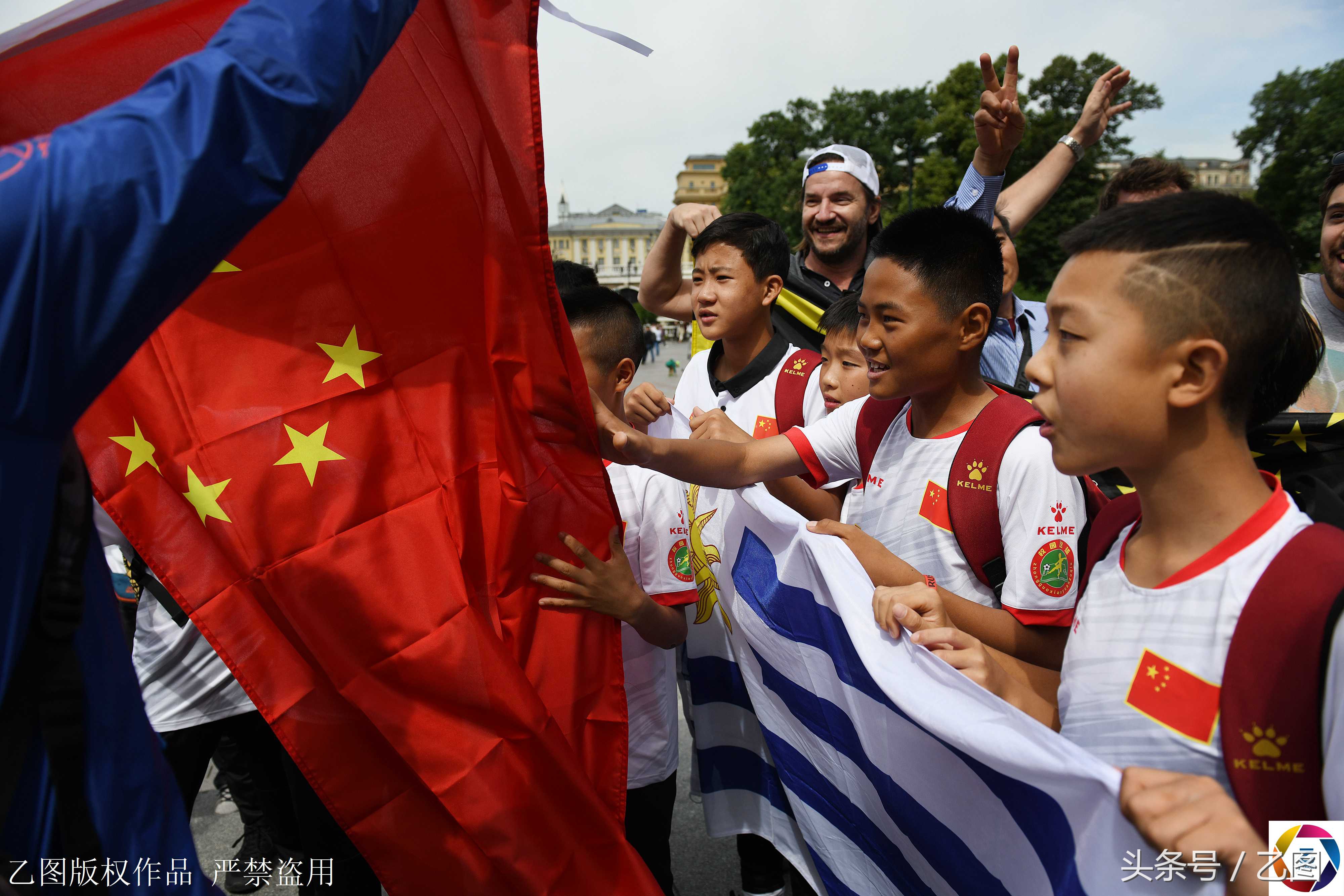 中国球童世界杯比赛(12名中国球童出席世界杯揭幕战，称长大后要杀进世界杯，你信吗？)