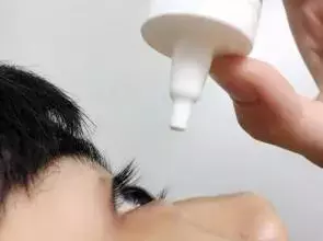 杭州一20多岁时髦小伙上午做完韩式美瞳线,下午就进了医院