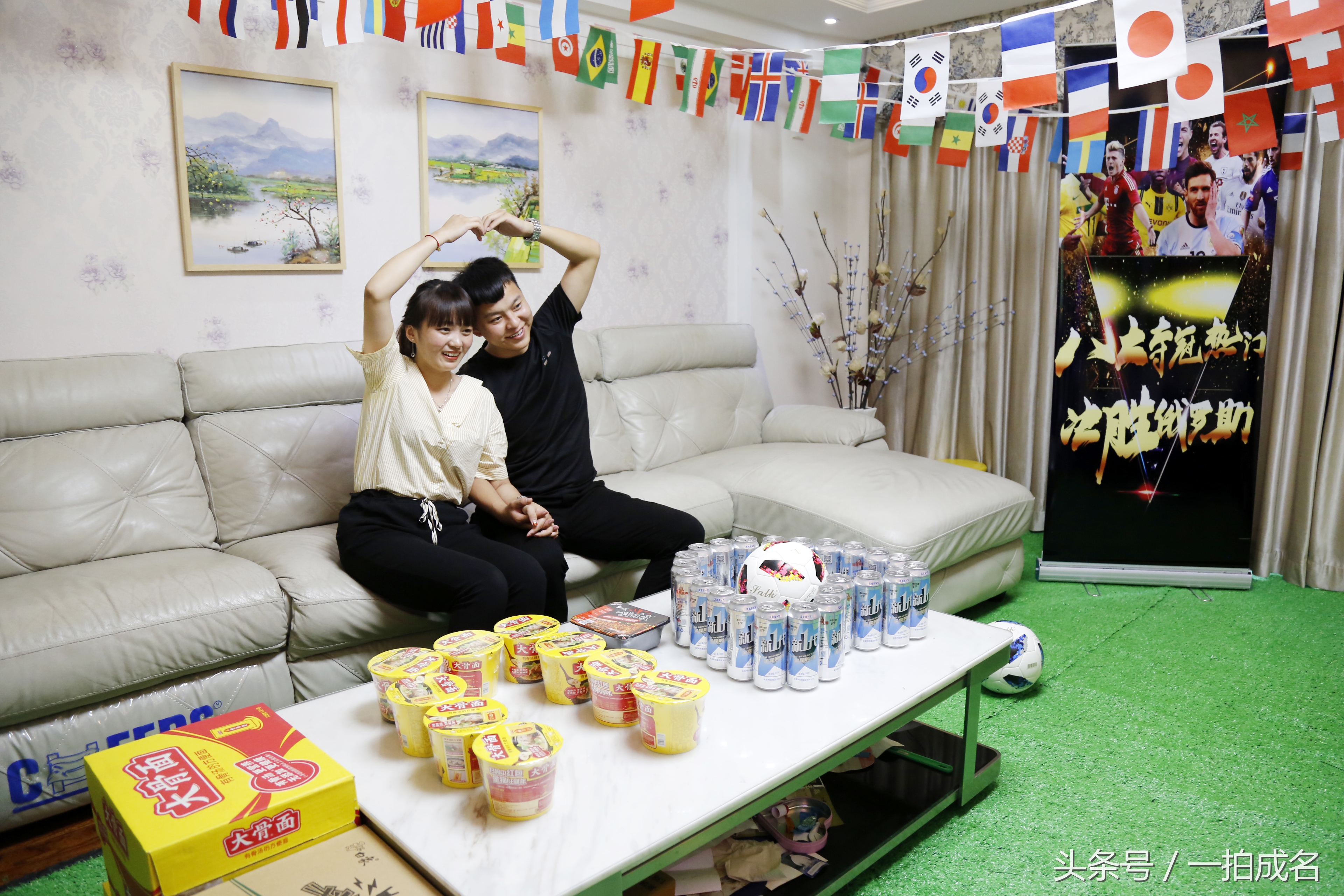 世界杯餐饮展架(“世界杯”好媳妇为老公装扮豪华看球客厅 备足泡面啤酒)