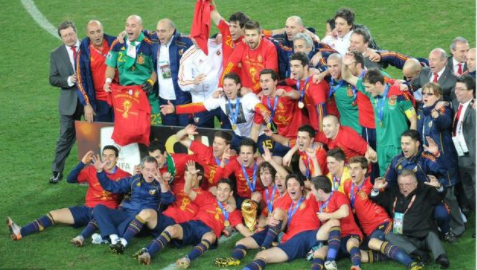 2010世界杯西班牙多强（西班牙王朝的崩塌，一切都要从那一场1-5荷兰说起！）