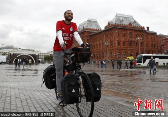 骑车去俄罗斯世界杯(埃及小伙骑车65天穿越7国 抵达俄罗斯为主队助威)