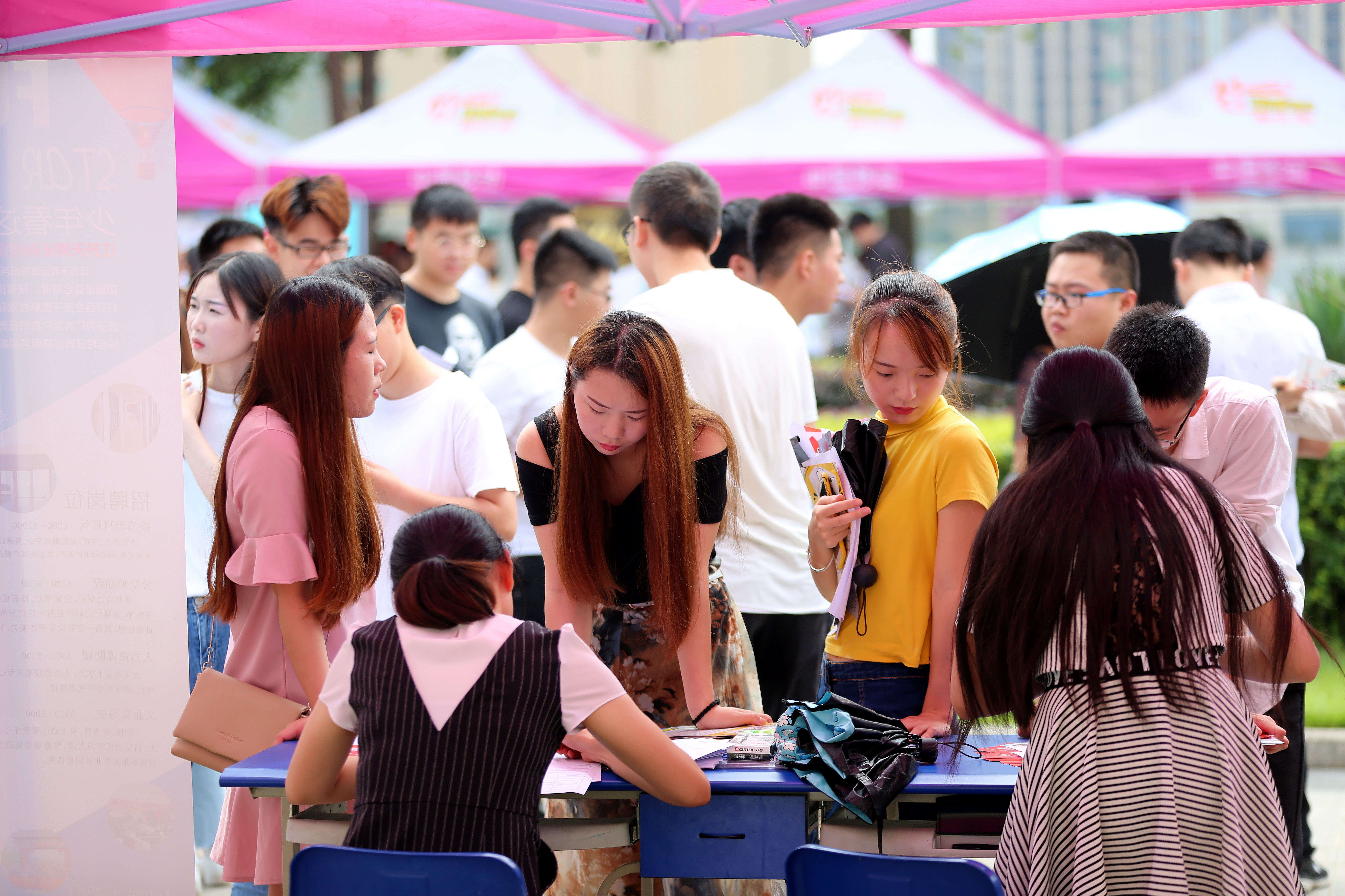 6百余家企业、2万余岗位｜四川华新现代职业学院双选会掀就业热潮