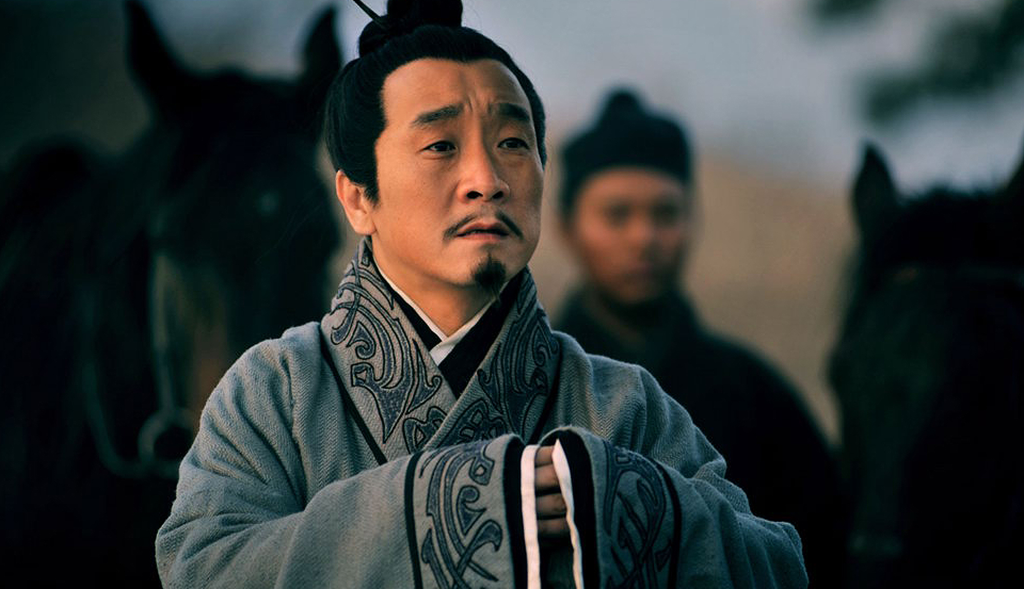 庞统字士元,襄阳人.