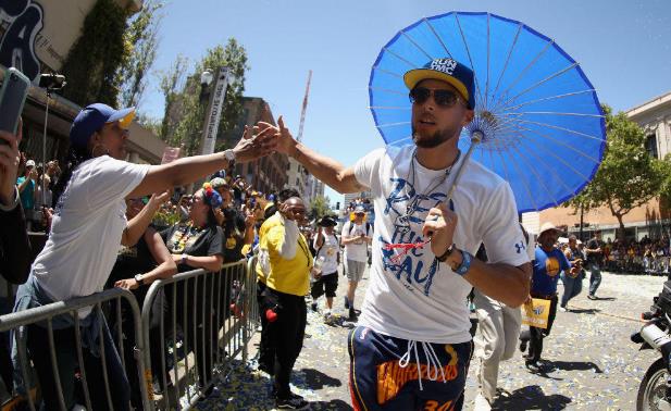 为什么nba都开始中国元素(NBA夺冠游行现4大中国元素，勇士有望超火箭成中国球迷第一主队)