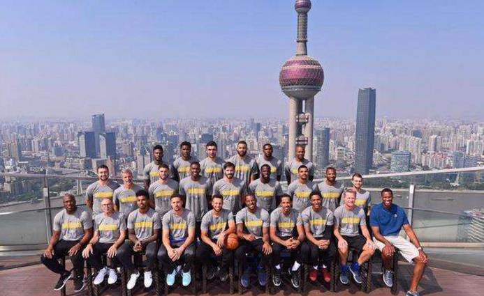 为什么nba都开始中国元素(NBA夺冠游行现4大中国元素，勇士有望超火箭成中国球迷第一主队)