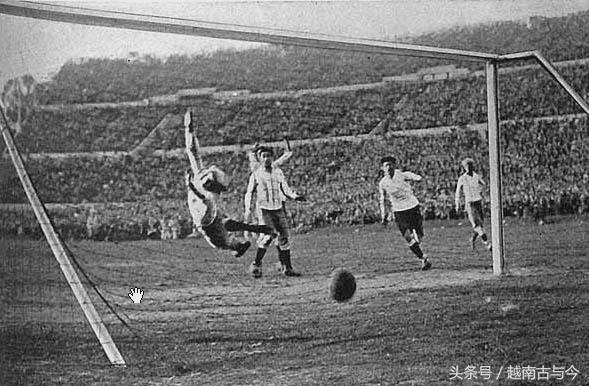 黑白世界杯文案(1930年首届世界杯旧照，黑白照片记录世界足坛的历史篇章)